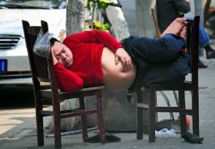 盘点各地搞笑奇葩睡姿